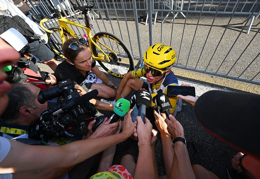 Vollering takes yellow jersey from Niewiadoma in Tour de France Femmes